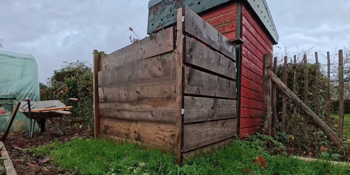 Composteur de jardin ouvert avec compost mûr prêt à être récupéré pour amender les bacs du potager